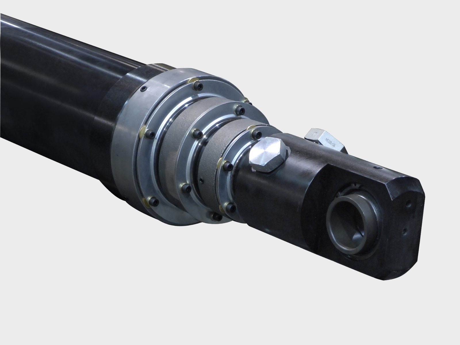 Gladiator cylinders — Purpose-built cylinders. Extended warranty. Nitrocarburized sleeves and rods. Next Gen scraper technology. Unique hydraulic flow—no mis-staging.